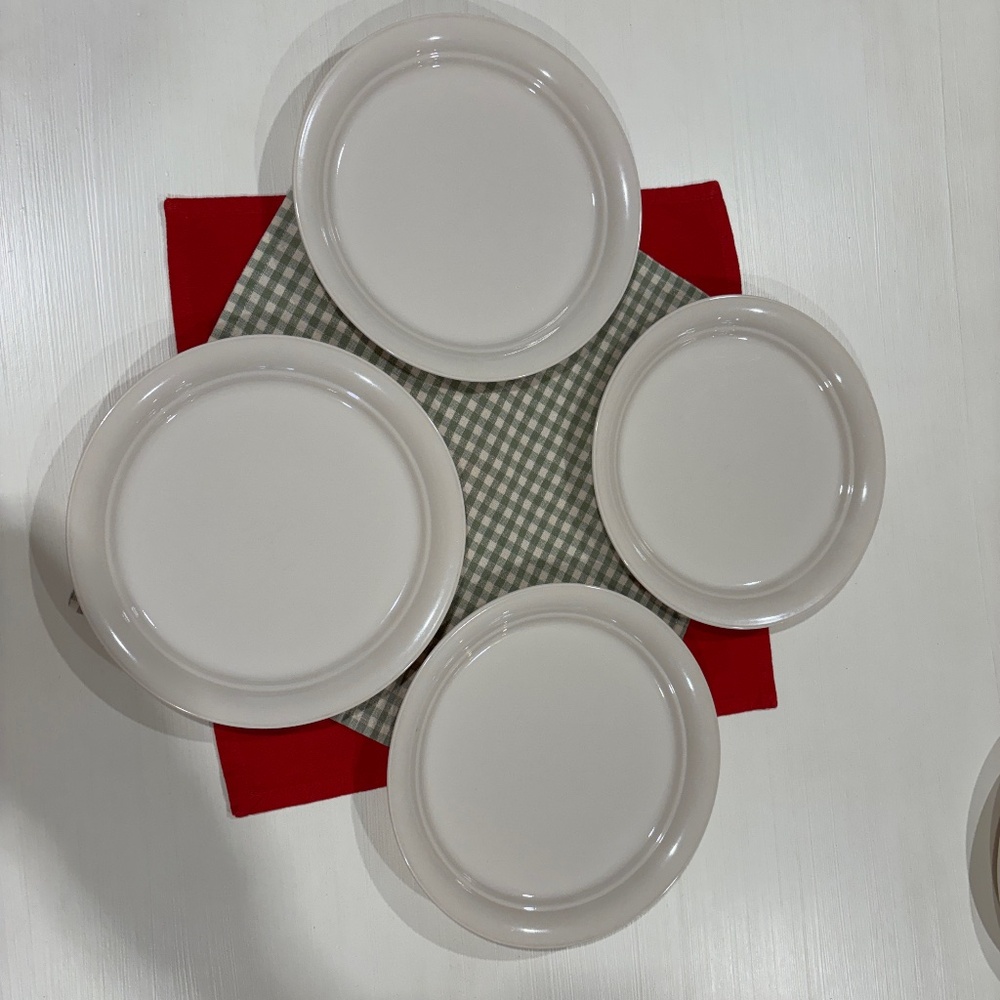 4 Beige Corelle Dinner plates - with raised Rim - Corningware